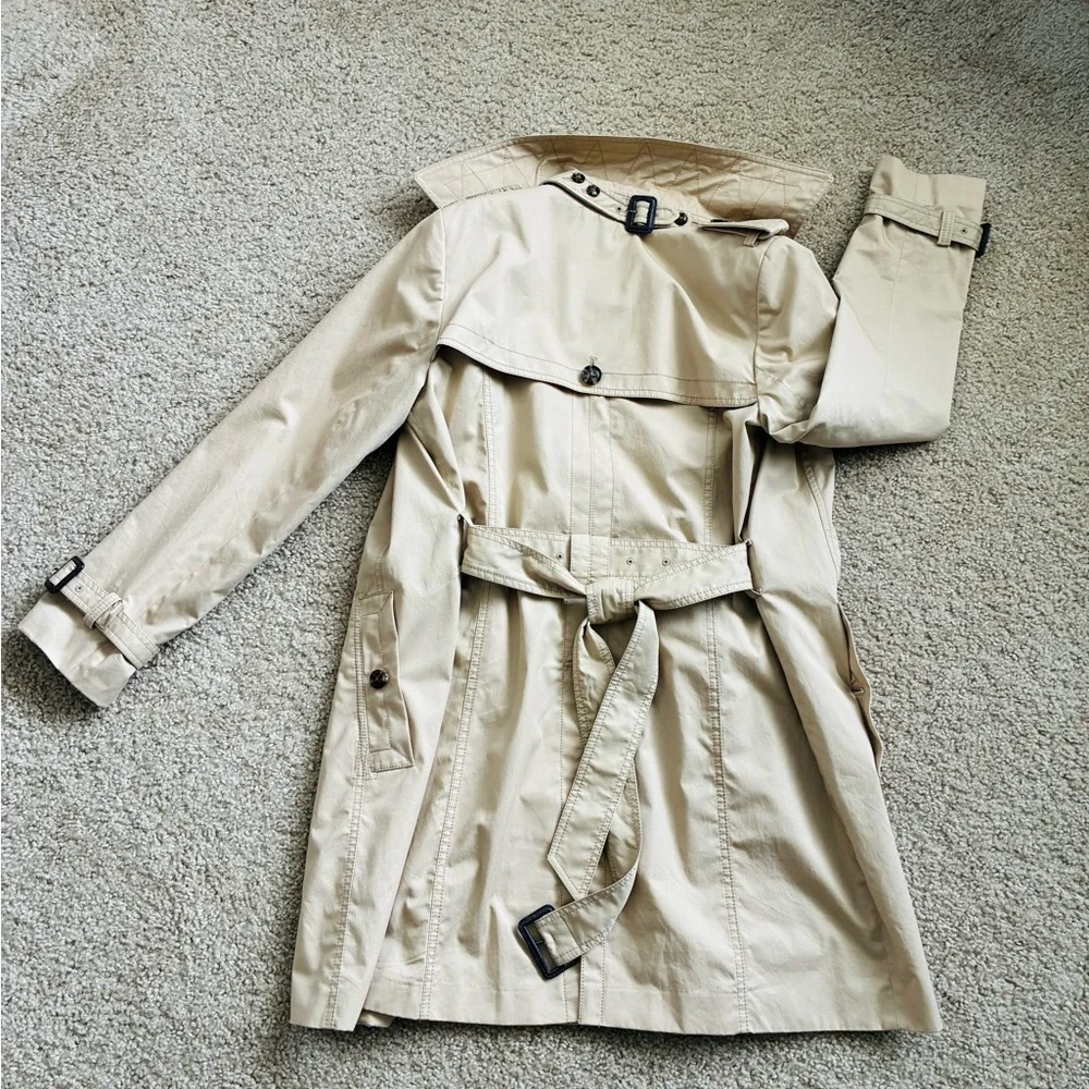 Banana Republic Classic Trench Coat, tan, size M. - Picture 4 of 6